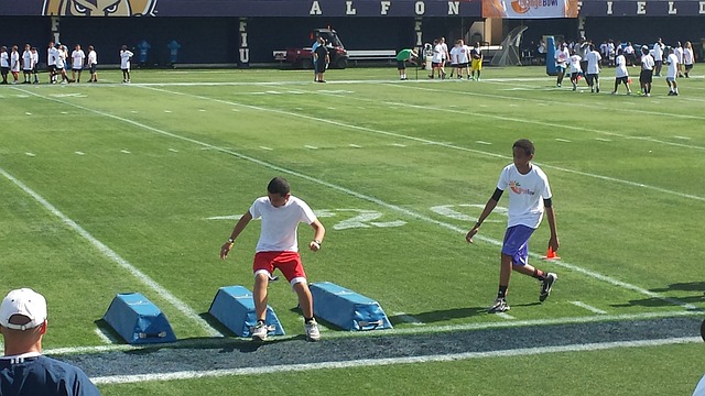 趙麗娜穿國足球衣在網球場開心揮拍享受運動與陽光.